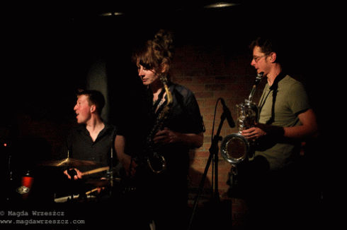 A Sweet Niche with a pensive Chloe Herington (photo by Magda Wrzeszcz @ http://magdawrzeszcz.com)